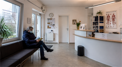 a small local clinic in Europe Avrupa'da küçük bir klinik